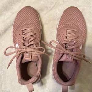 NIKE WOMENS Size 6.5 AIR Max Motion